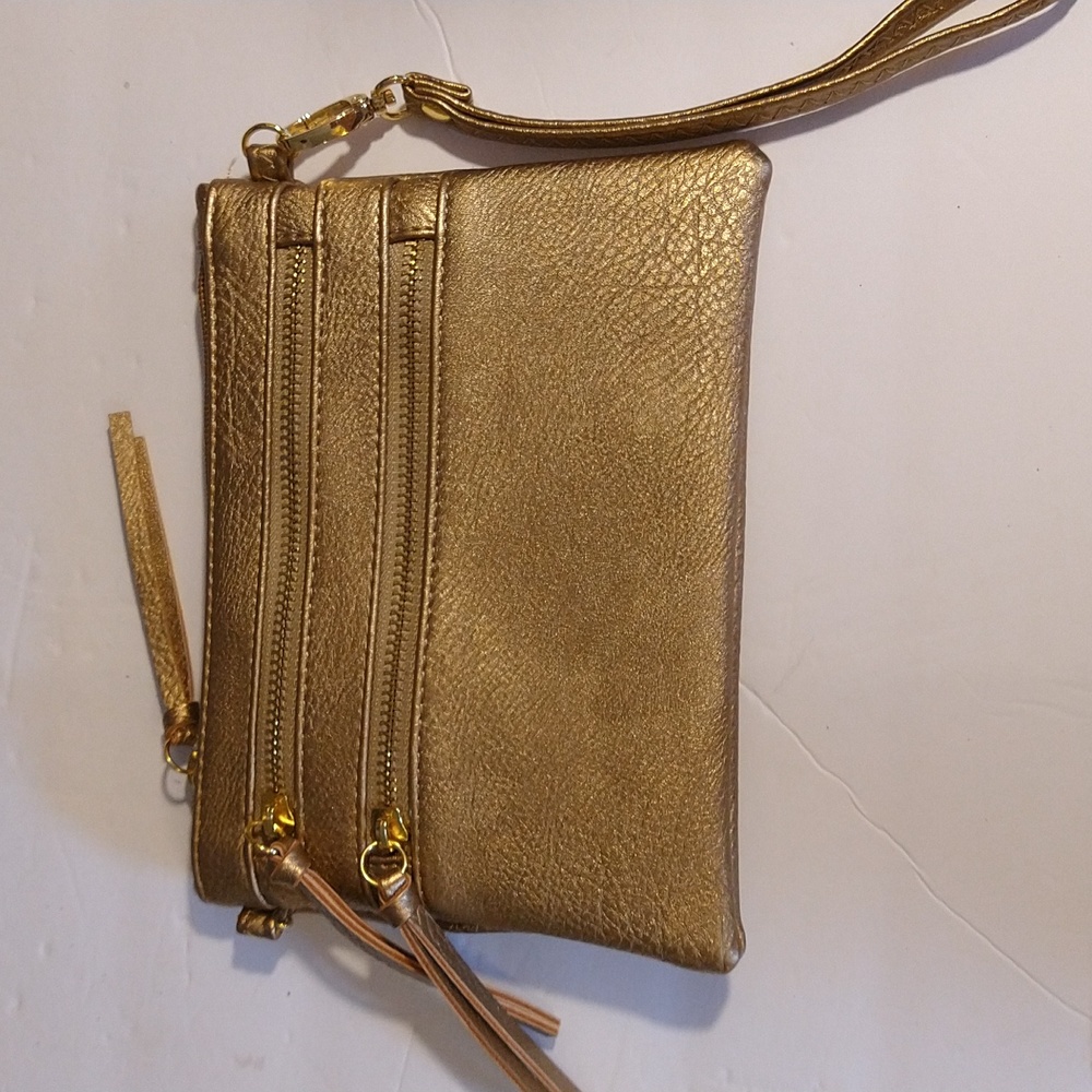 EUC. Clutch/wristlet gold pebbled shiny material.